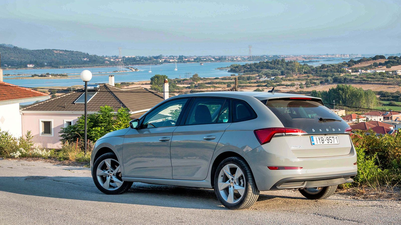 4 ενήλικοι βολευτήκαμε αρχοντικά χάρη στα 205 χλστ. αέρα για τα πόδια των πίσω, ενώ πέρα από τις αποσκευές μας, μέσα στο πορτ-μπαγάζ των 467 λτ. μπήκα