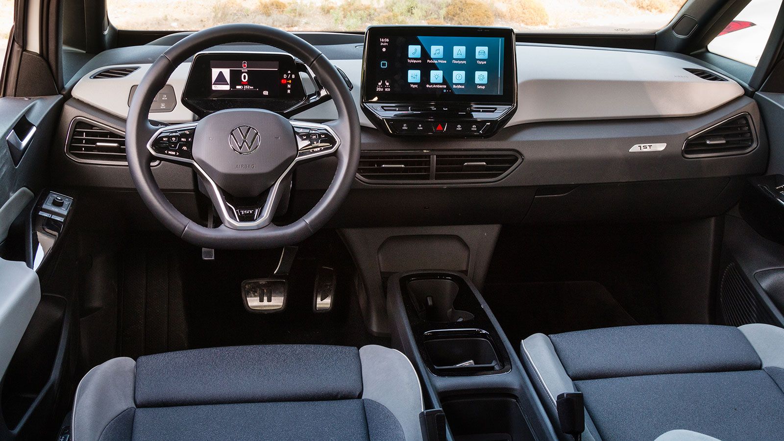 Συγκριτικά η καμπίνα επιβατών του VW ID.3 δείχνει λιτή, ενώ αρχιτεκτονικά είναι εμφανής η προσέγγιση ενός πιο φουτουριστικού και φιλικού προς το χρήστ