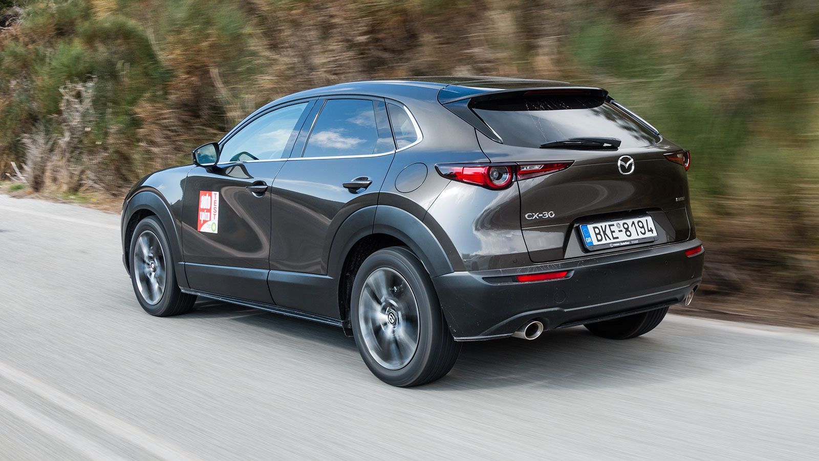 Το CX-30 στρίβει, κρατάει και φρενάρει με ξεχωριστό, για τα crossover, δεδομένα. Η ποιότητα κύλισης είναι εξαιρετική, χωρίς «χτύπους», ενώ το ακριβές 