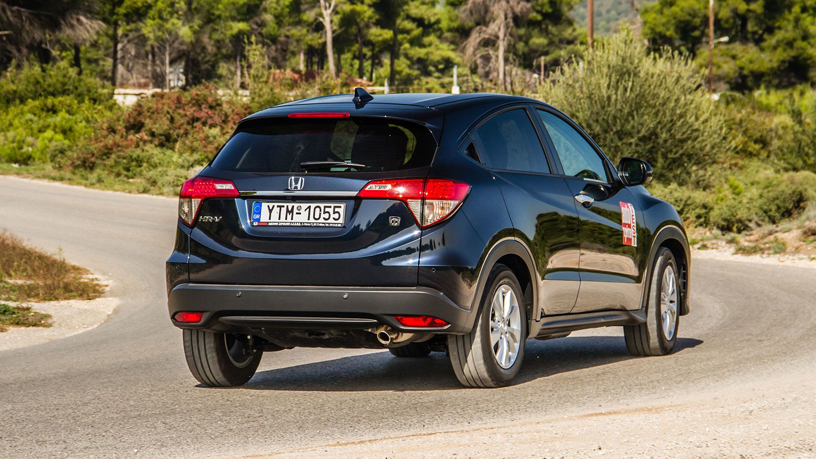 Το HR-V παρουσιάζεται σταθερό σε μεγάλες ταχύτητες, εμφανίζοντας προβλέψιμα χαρακτηριστικά στο δρόμο, με μεγάλα περιθώρια πρόσφυσης και χωρίς υποστροφ