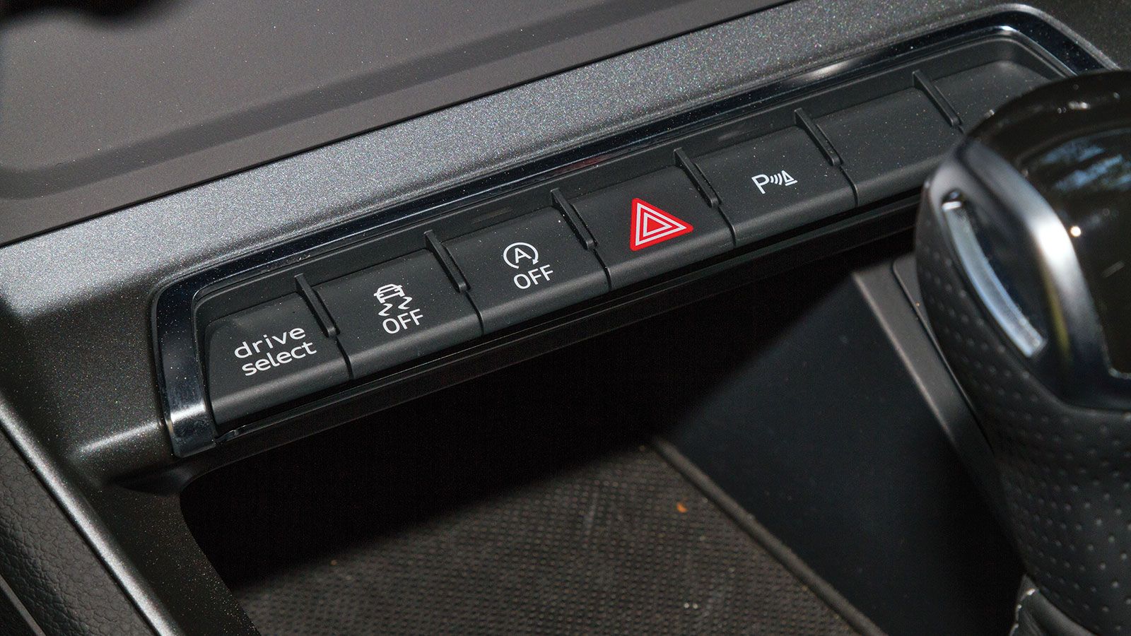Υπάρχει σύστημα Drive Select για την παραμε-τροποίηση των βασικών λειτουργών.