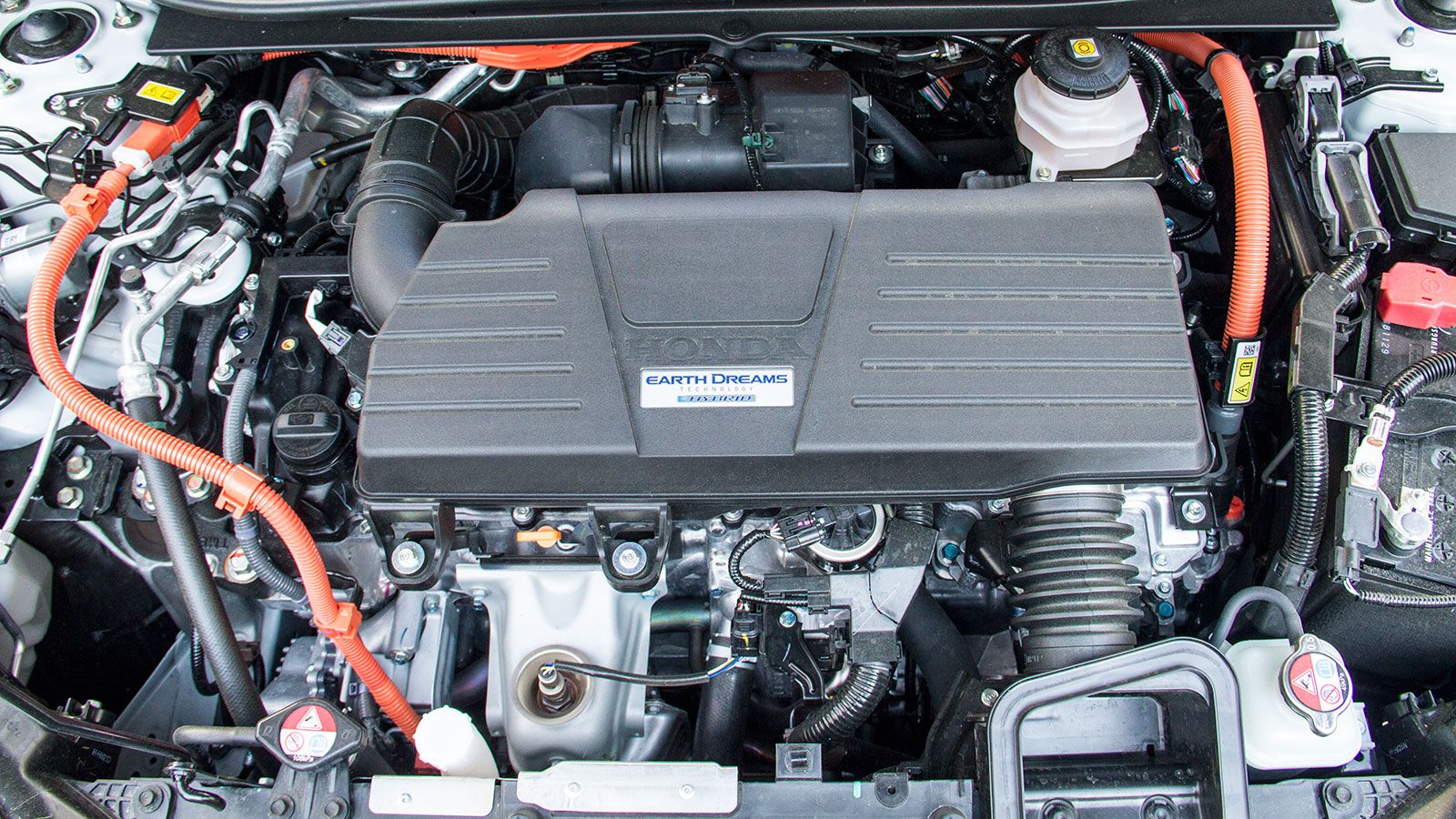 To Honda CR-V Hybrid εφοδιάζεται με έναν δίλιτρο βενζινοκινητήρα i-VTEC κύκλου Atkinson και έναν ηλεκτροκινητήρα, με συνδυαστική ισχύ 184 ίππων και μέ