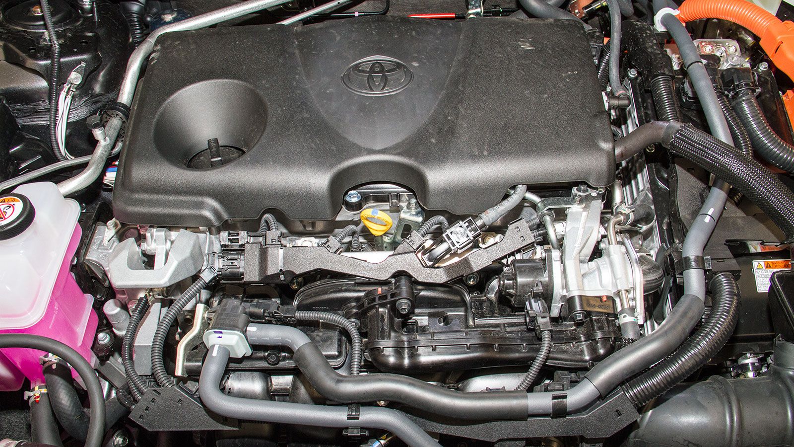 Το RAV4 χρησιμοποιεί ένα νέο 2,5 λτ., που επίσης λειτουργεί σε κύκλο Atkinson. Και εδώ φυσικά υπάρχει βοηθητικός ηλεκτροκινητήρας, με τη συνδυαστική ι