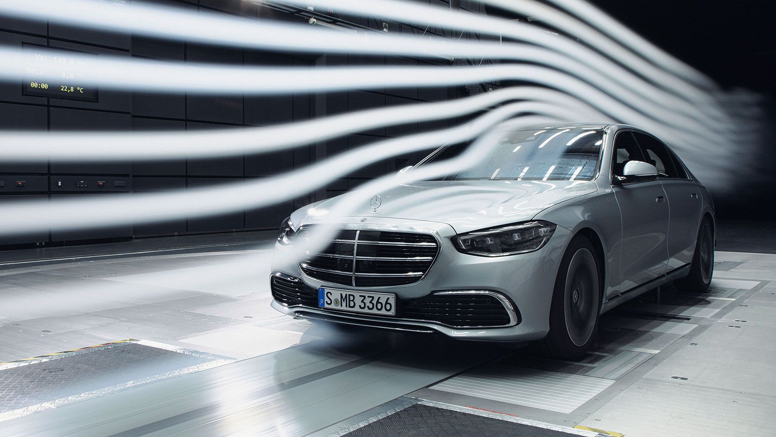 Εντυπωσιακή σε όλα της είναι η νέα S-Class. Aκόμα και η αεροδυναμική της με Cd: 0,22 αποτελεί κορυφαία αεροδυναμική στην κατηγορία.