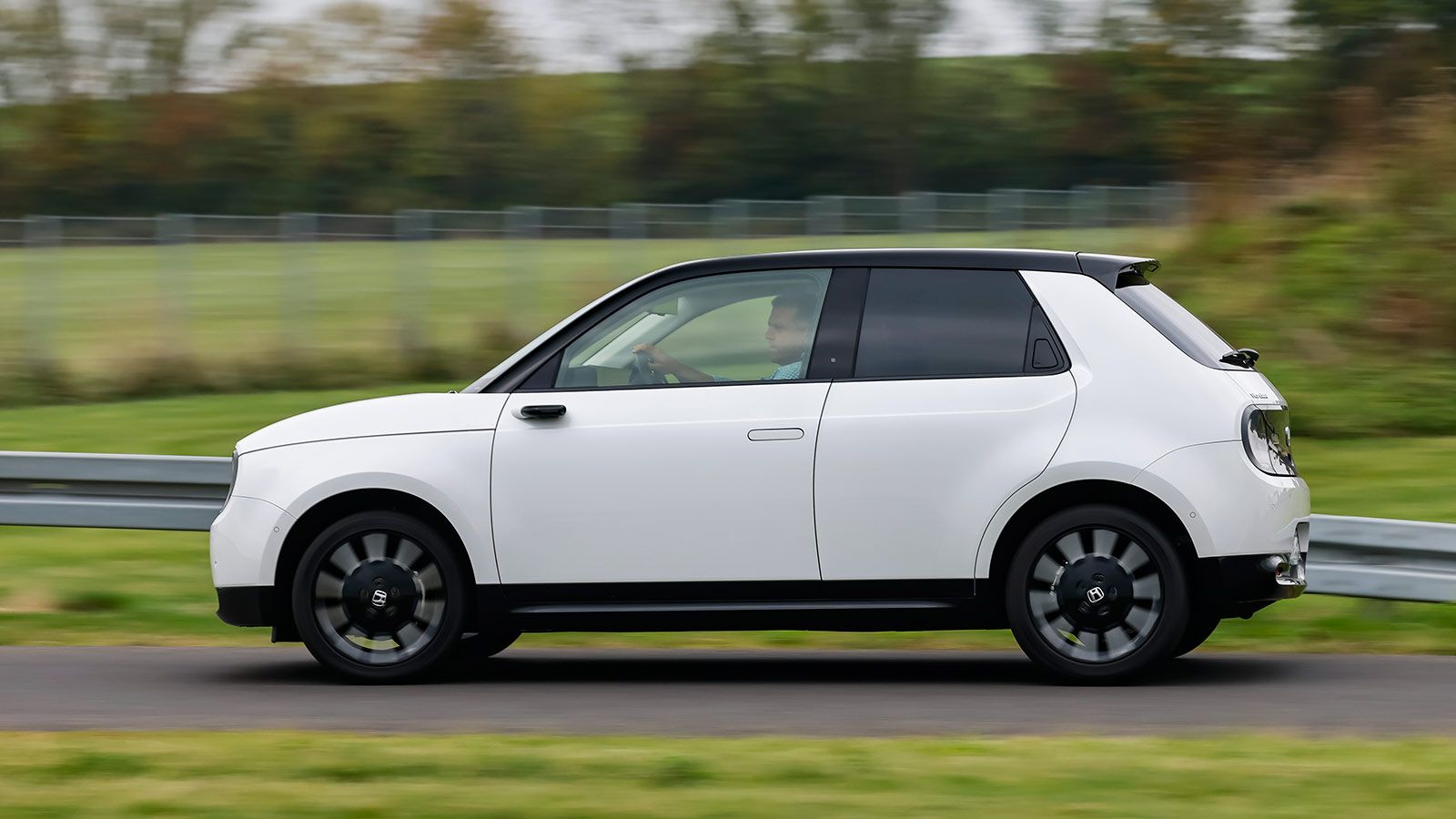 Το Honda e έχει μήκος στα 3,9 μέτρα, είναι πεντάπορτο με ότι αυτό συνεπάγεται σε πρακτικότητα και είναι σαφώς πιο minimal σε σχεδίαση.