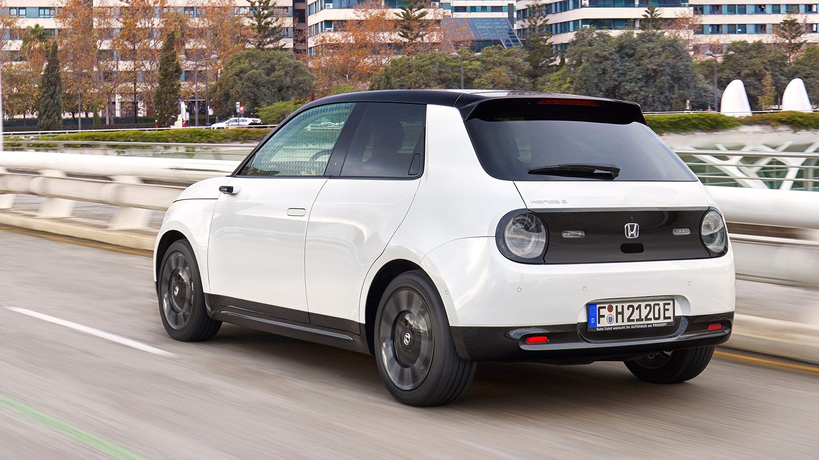 Το Honda e ξεχωρίζει όντας πισωκίνητο και πισωμήχανο ξεχωρίζει για την ευελιξία του στην πόλη, αλλά και σε «φτιάχνει» αν επιθυμήσεις να οδηγήσεις γρήγ