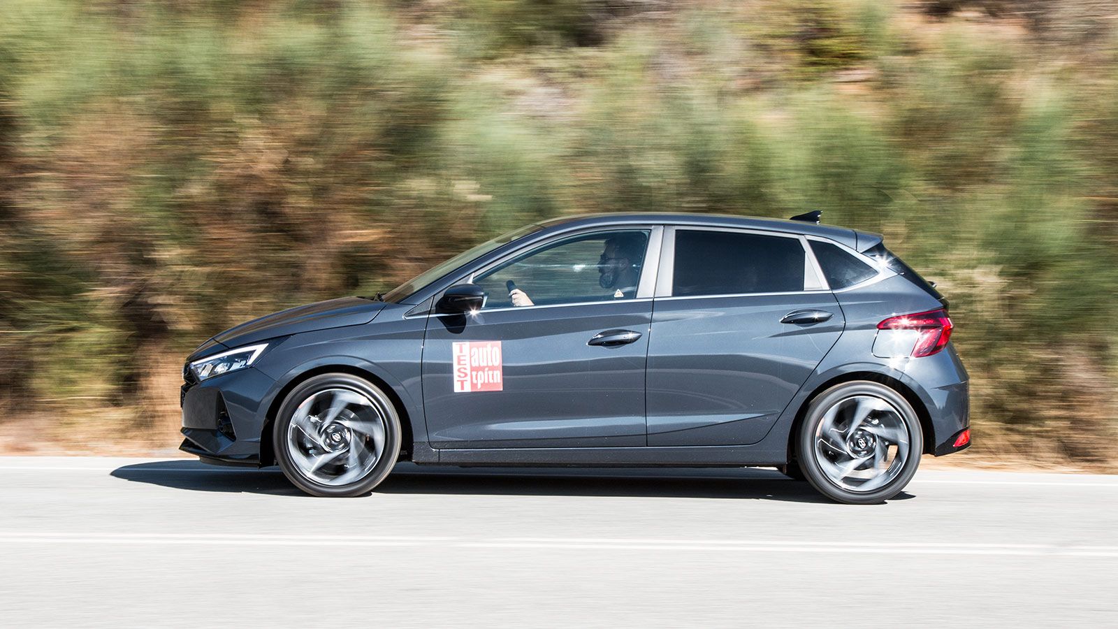 Το Hyundai i20 εμφανίζει λογικές κλίσεις σε δρόμο με στροφές και είναι ουδέτερο και ασφαλές υπό πίεση.

