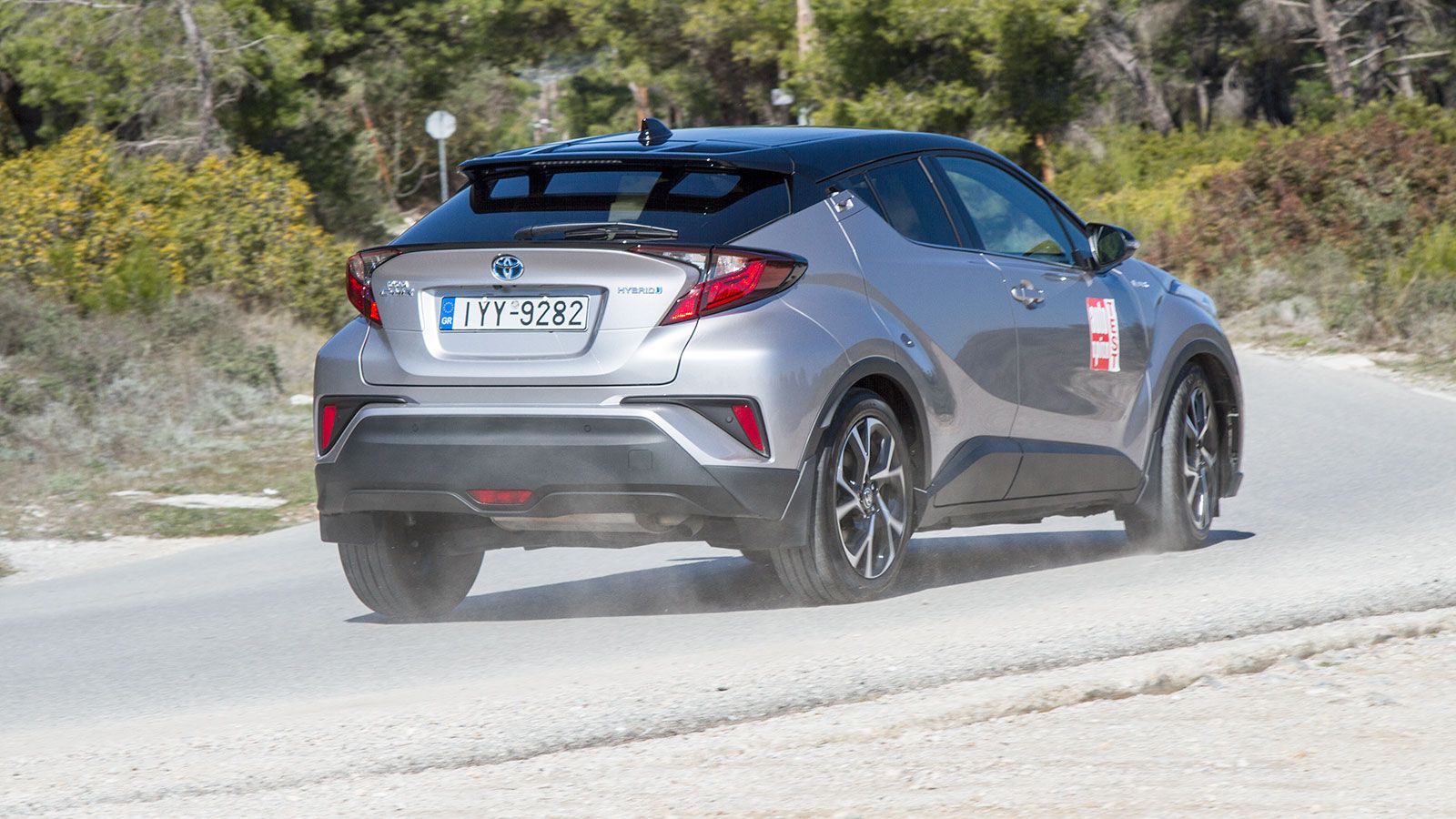 Το Toyota 
C-HR διαθέτει πιο ευχάριστα δυναμικά χαρακτηριστικά και αποτελεί ένα από τα πιο απολαυστικά αυτοκίνητα της κατηγορίας οδηγικά.
