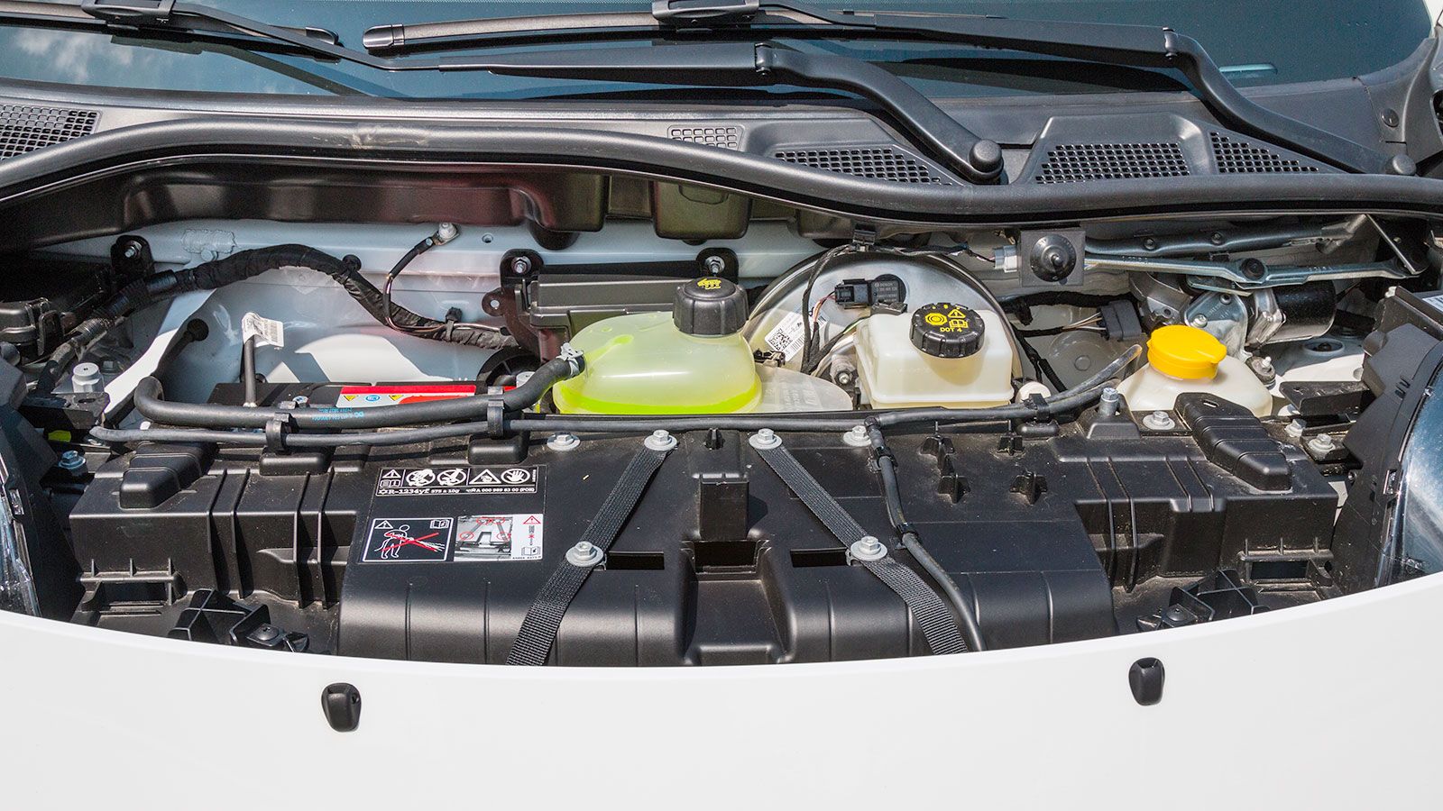 O ηλεκτροκινητήρας των 82 ίππων του smart EQ fortwo ανταποκρίνεται με τον καλύτερο τρόπο στα αστικά του καθήκοντα προσφέροντας καλές επιδόσεις και χαμ