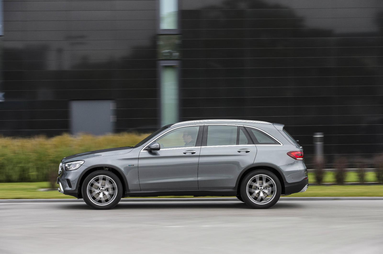 Η Mercedes GLC 300 de συνδυάζει ηλεκτρισμό και diesel (+τιμές)