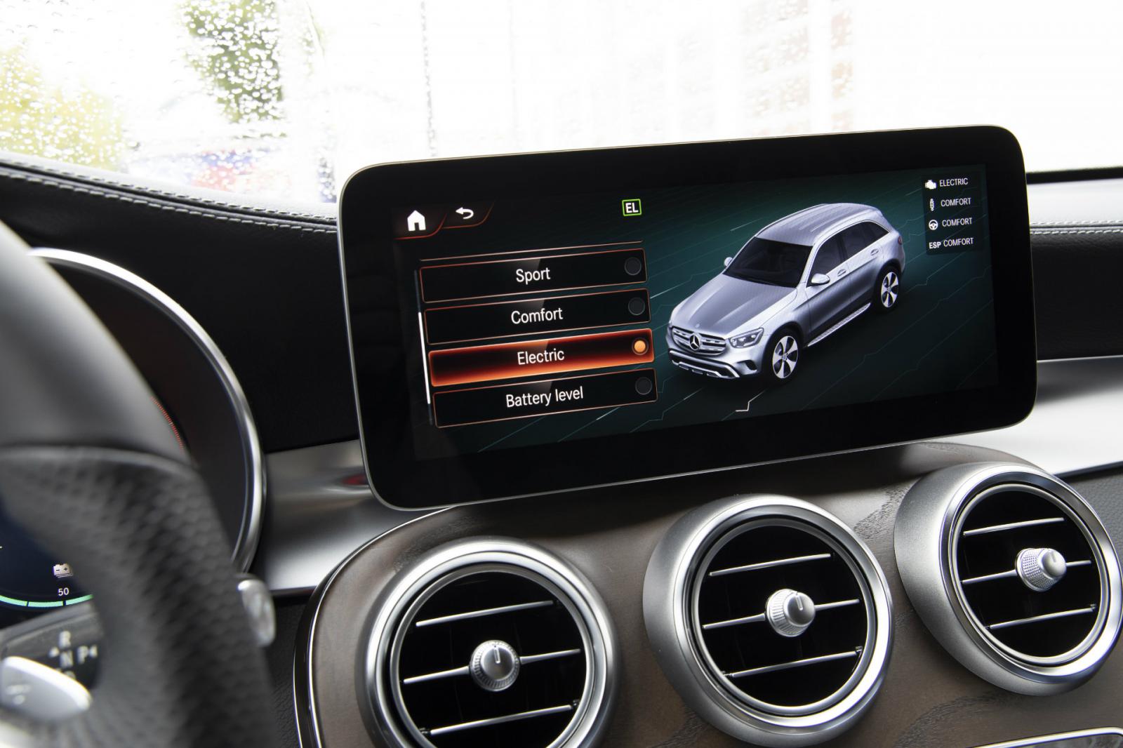 Η Mercedes GLC 300 de συνδυάζει ηλεκτρισμό και diesel (+τιμές)