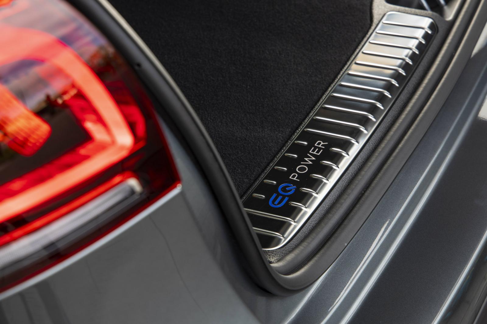 Η Mercedes GLC 300 de συνδυάζει ηλεκτρισμό και diesel (+τιμές)
