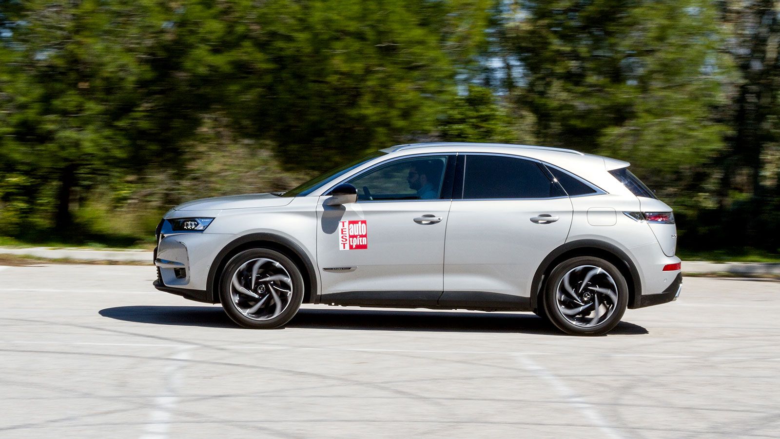 To DS 7 Crossback 
E-TENSE διαθέτει στάνταρ ανάρτηση που «σκανάρει» το δρόμο εμπρός και ρυθμίζει κατάλληλα κάθε αμορτισέρ ξεχωριστά, αλλά όσο κι αν σ