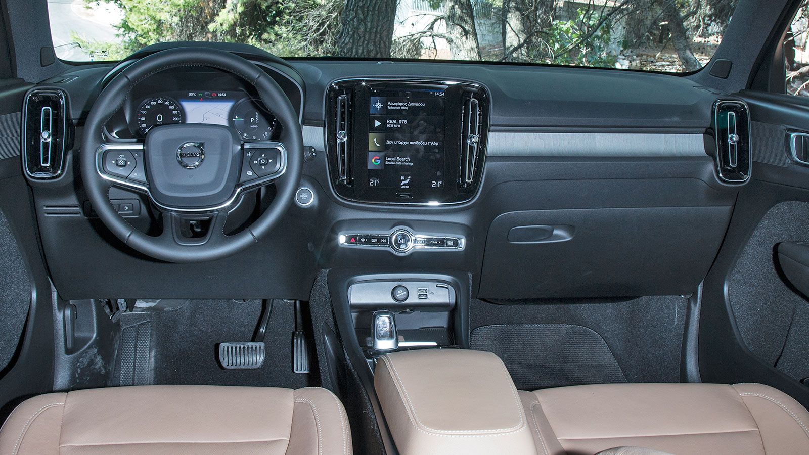 Το ταμπλό του 
Volvo XC 40 Τ5 
Recharge είναι όμορφο, όσο και 
minimal. Ξεχωρίζει το μαλακό υλικό, αλλά και η μεγάλη (9 ιντσών) κάθετη οθόνη στο κέ
