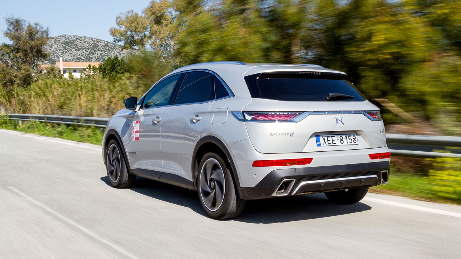 Με απόλυτη αυτοκυριαρχία, το DS 7 Crossback E-TENSE χάρη και στην τετρακίνηση μπορεί να στρίψει πολύ γρήγορα, αν και και η πυξίδα του κοιτάζει κυρίως 