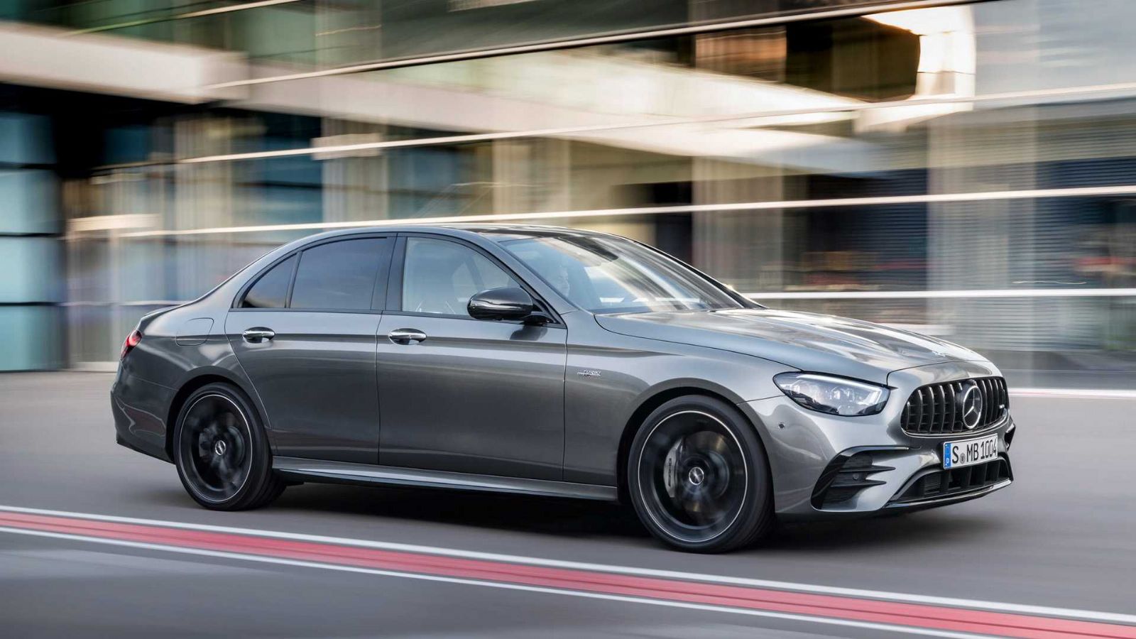 Στην έκδοση επιδόσεων AMG E 53 4Matic, η ισχύς πηγάζει από έναν twin-turbo 3λιτρο κινητήρα, με ηλεκτρική βοήθεια EQ Boost, συνολικής απόδοσης 435 ίππω