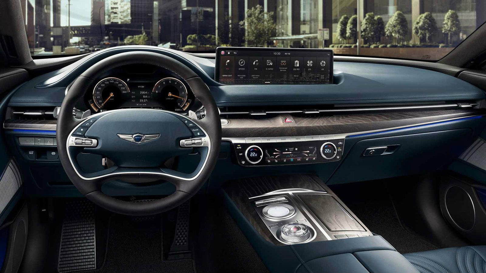 Όντας ένα πολυτελές αμάξι, το G80 διαθέτει άφθονο δέρμα στα καθίσματα, στο τιμόνι και στα πάνελ, ενώ παρόντα είναι και τα μεταλλικά στοιχεία.