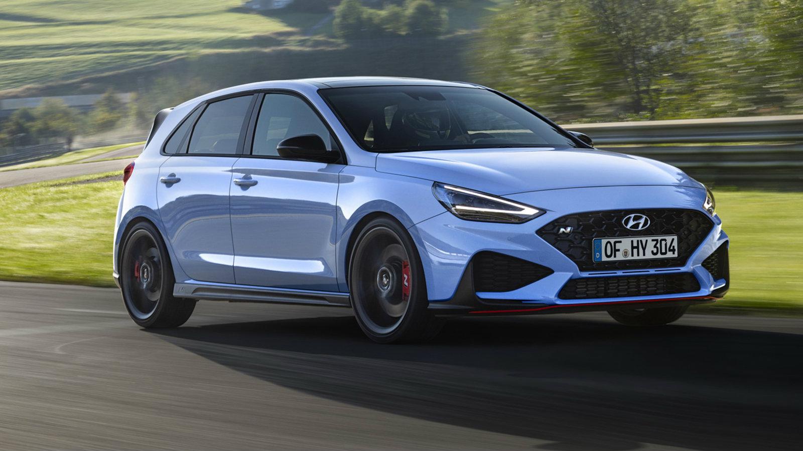 Κάτω από το καπό συνεχίζει να βρίσκεται ο 2λιτρος turbo κινητήρας.