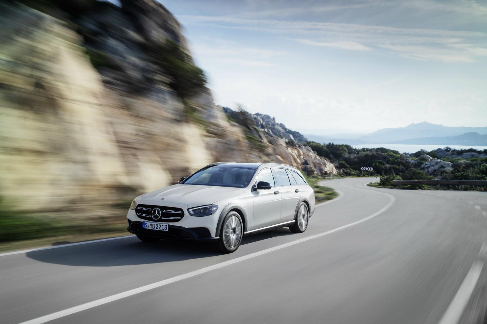Η E-Class Αll-Terrain εφοδιάζεται με την σειρά της με τον 6κύλινδρο σε σειρά 3λιτρο κινητήρα με ισχύ 362 ίππων.