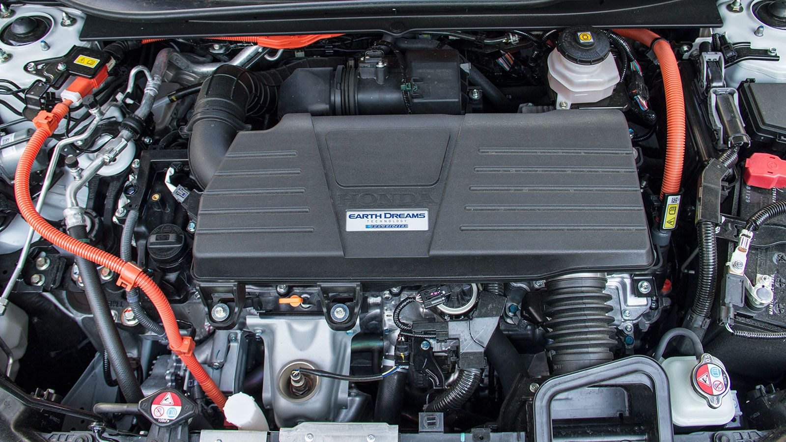 το CR-V διαθέτει βενζινοκινητήρα 2,0 λίτρων και υβριδικό σύστημα κίνησης συνδυαστικής απόδοσης 184 ίππων.