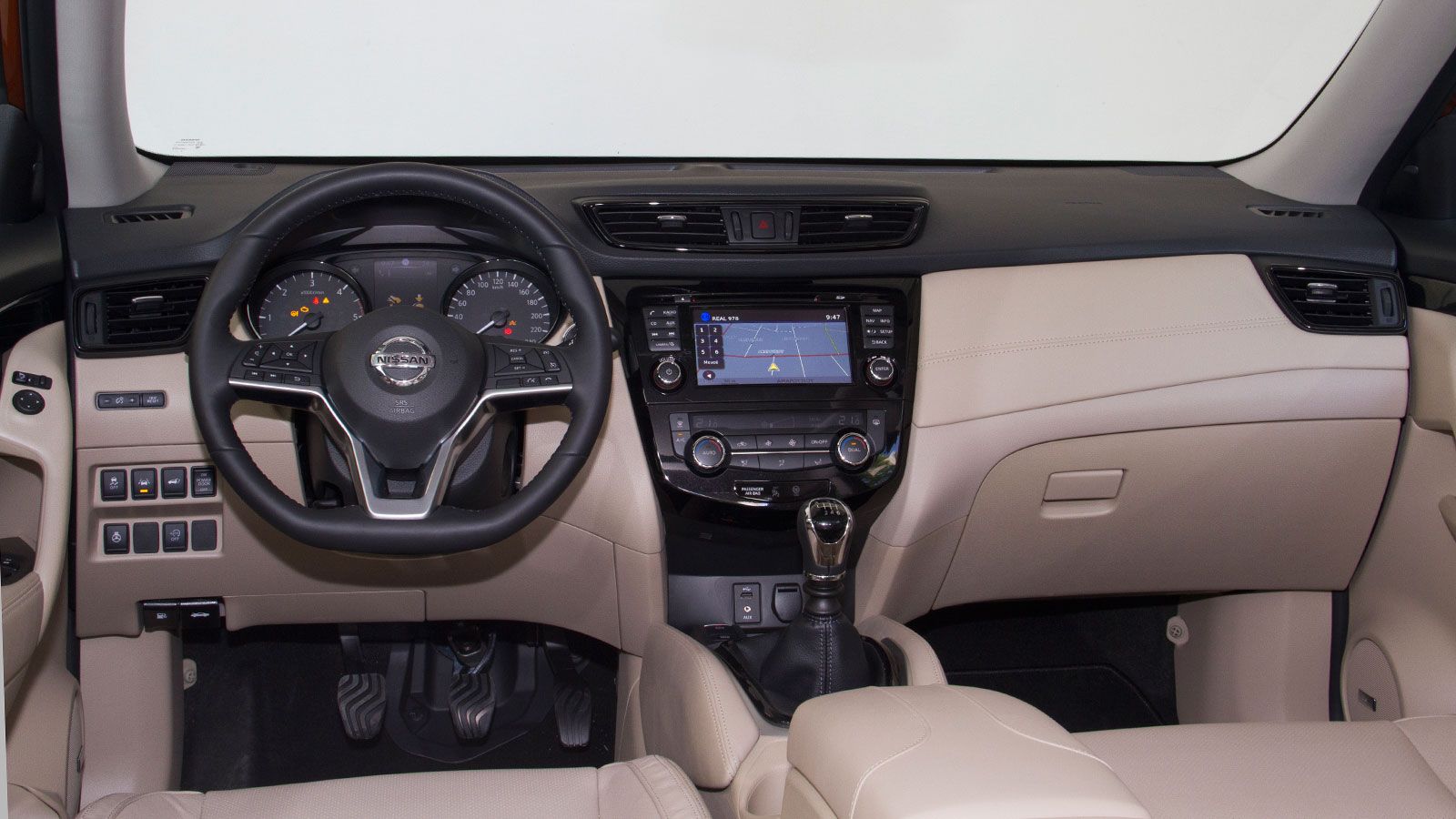Το επίπεδο της ποιότητας στην καμπίνα του Nissan X-Trail είναι ιδιαίτερα προσεγμένο με τη διχρωμία να τονίζει την αίσθηση αυτή ενώ στην πλούσια έκδοση