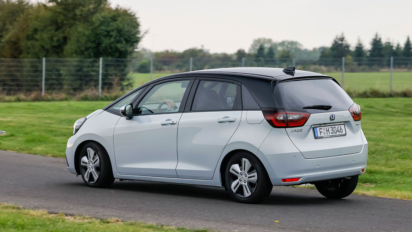 Το μοντένο καμπυλόγραμμo design του Honda Jazz με νέα φώτα και προφυλακτήρες είναι σαφώς πιο κομψό από πριν.