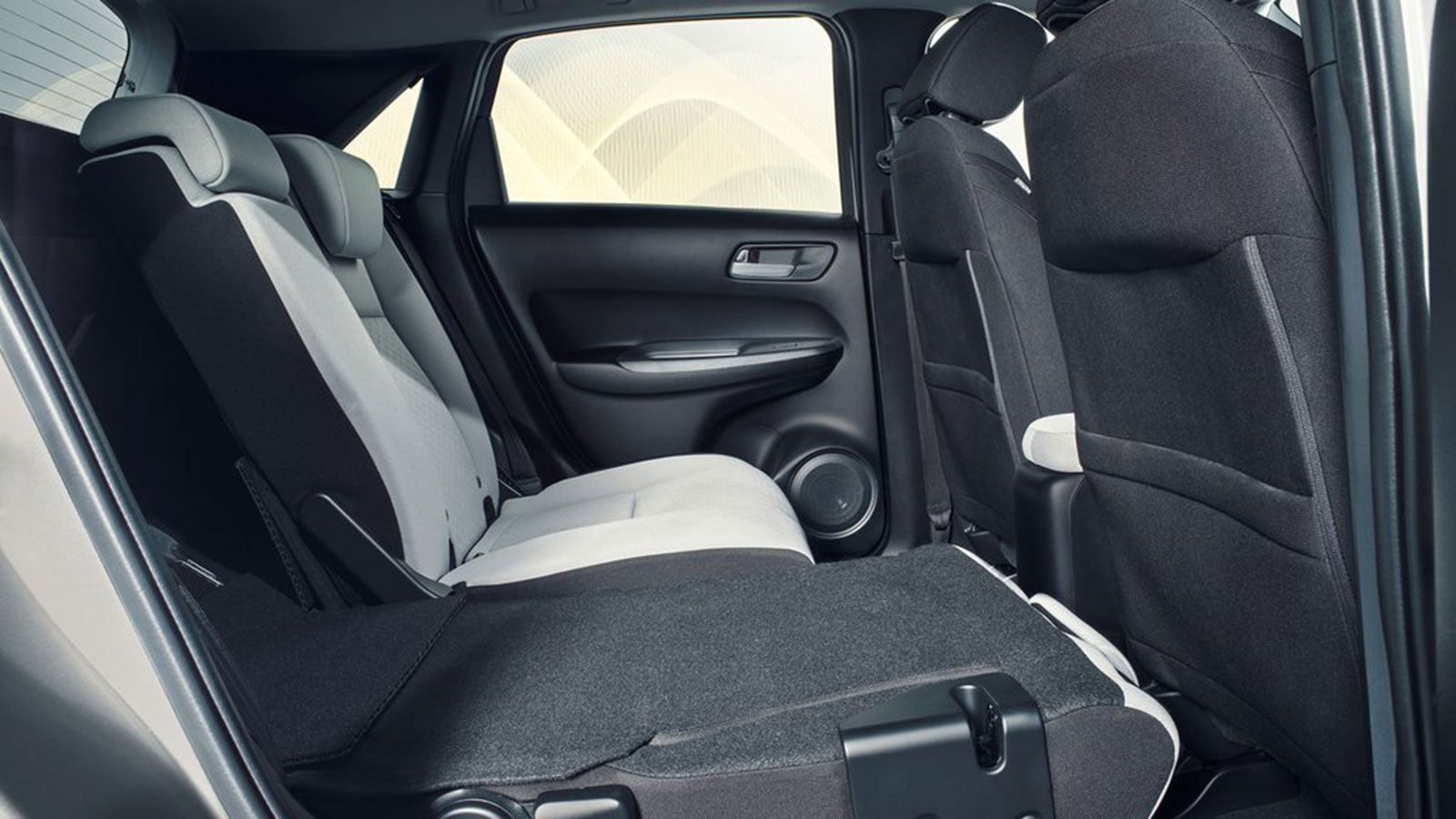 Τα Magic Seats πίσω καθίσματα ξεχωρίζουν στην καμπίνα επιβατών του Honda Jazz, η οποία είναι ευρύχωρη και ιδιαίτερα πρακτική.