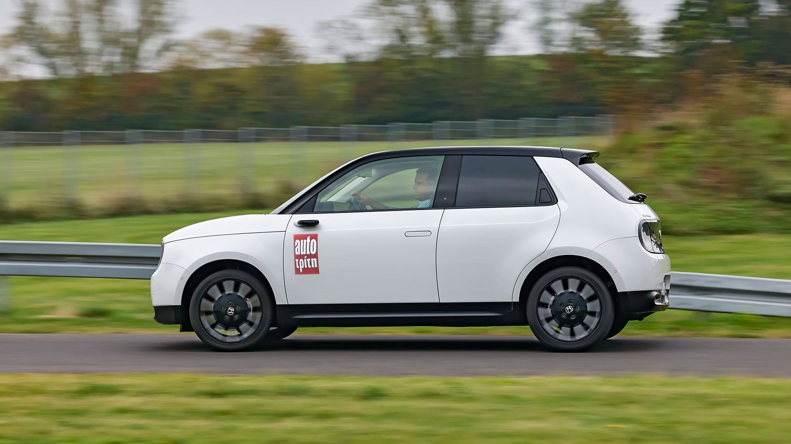 Το Honda e όντας πισωκίνητο και πισωμήχανο ξεχωρίζει για την ευελιξία του στην πόλη, αλλά και σε «φτιάχνει» αν επιθυμήσεις να 
οδηγήσεις γρήγορα.