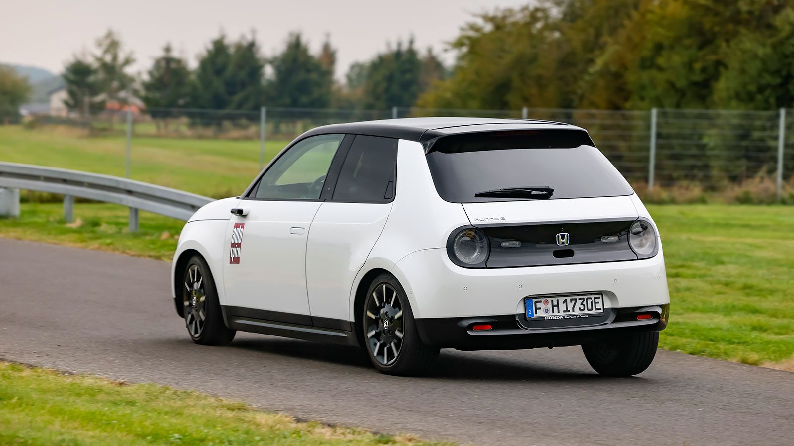 Οδηγώντας την έκδοση με τα 136 άλογα και τα 315 Nm ροπής (διαθέσιμη και η Advance με 154 PS) δεν λατρέψαμε το Honda e τόσο για την αίσθηση της επιτάχυ