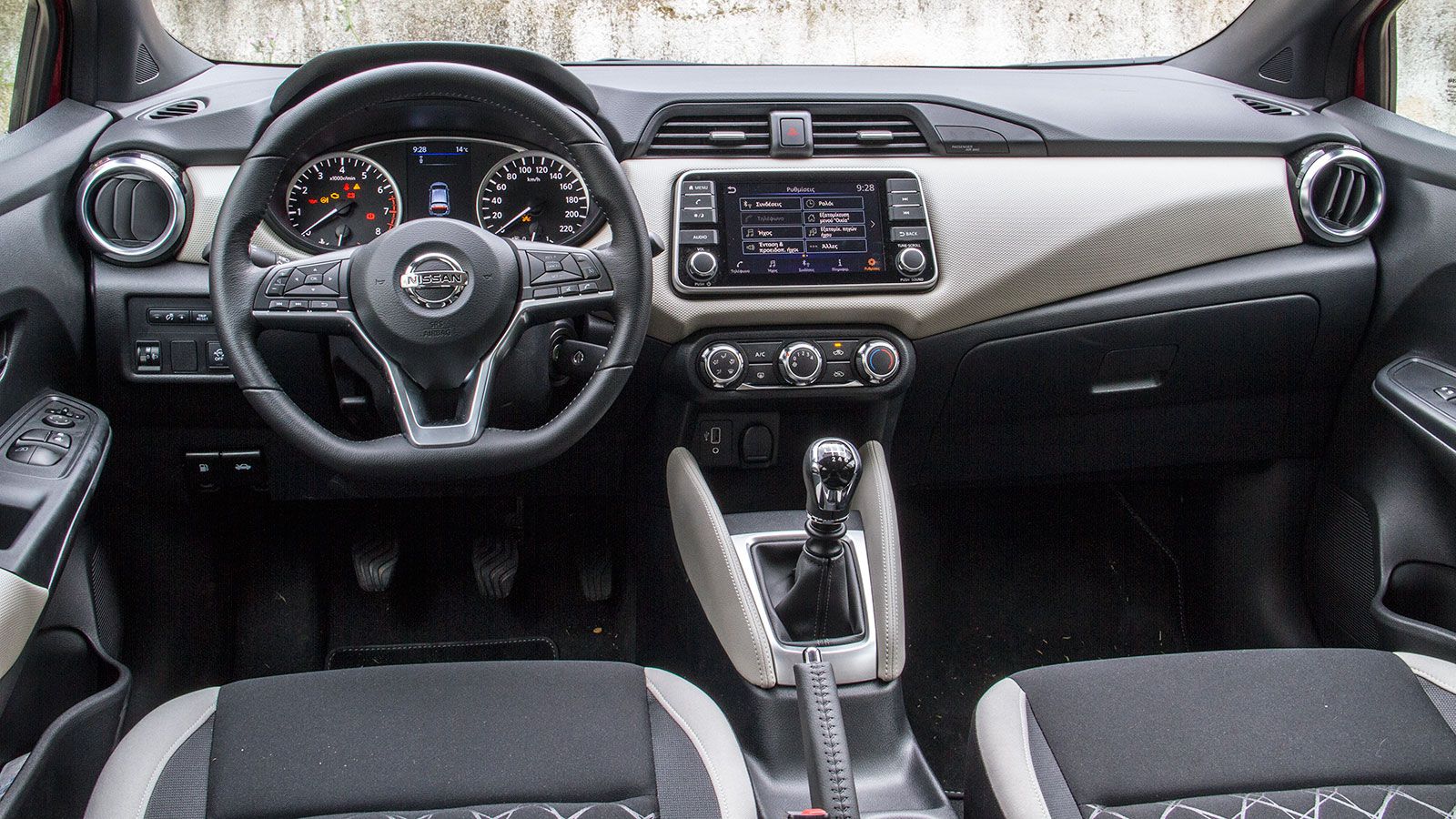 Το εσωτερικό του Nissan Micra είναι σύγχρονο, ενώ ικανοποιεί τόσο σε ποιότητα όσο και σε διάκοσμο ειδικότερα στις πιο πλούσιες της βασικής εκδόσεις το