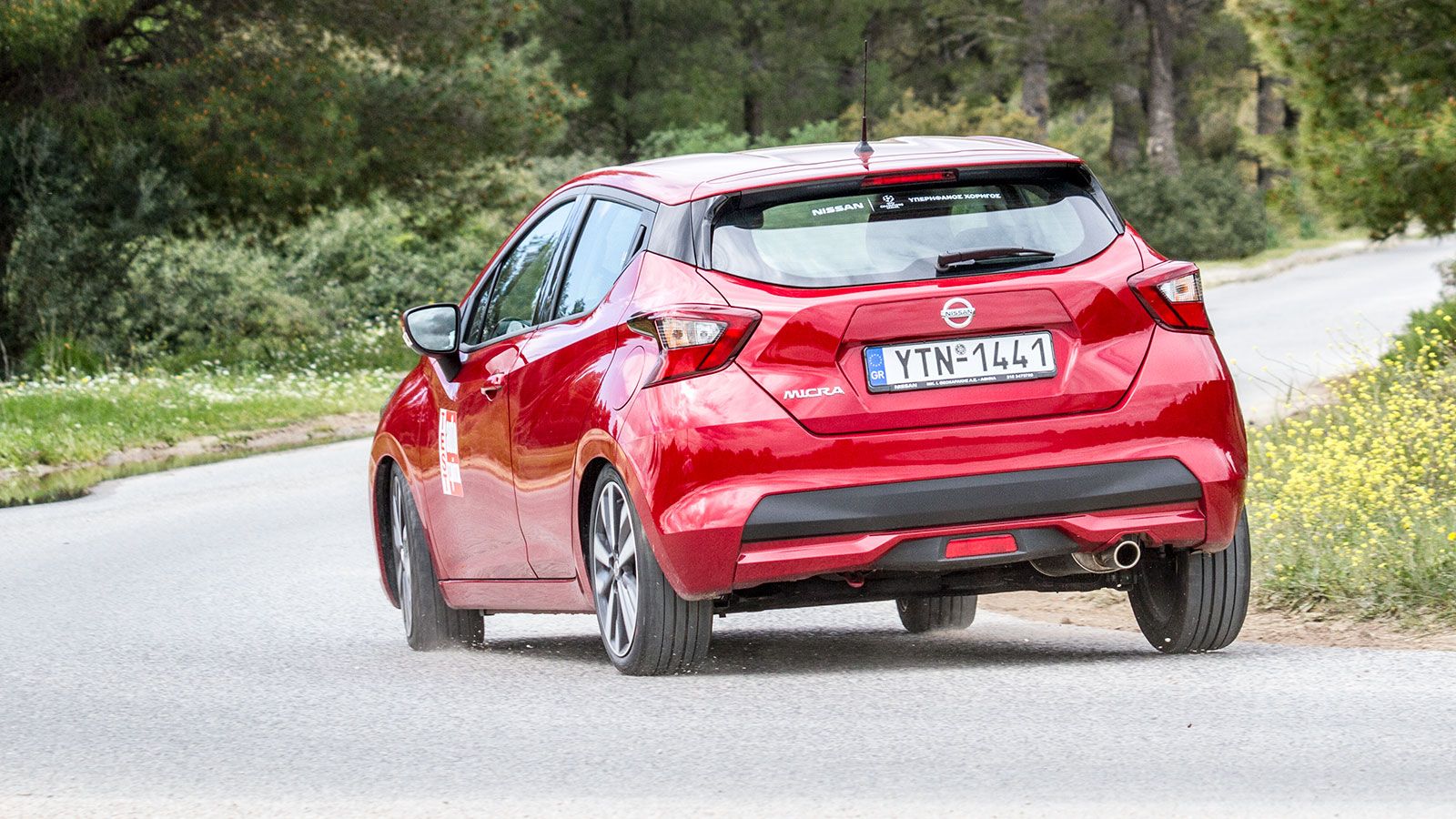 Το Nissan Micra πατάει γερά στο δρόμο και ευχαριστεί τόσο με την ευκολία του στην πόλη όσο και με την συμπεριφορά του εκτός.

