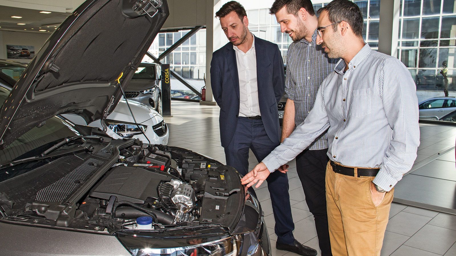 Μαζί τους και ο Διευθυντής Σύνταξης του AutoΤρίτη, κ. Κώστας Καπογιάννης, που του ανέλυσε κάποια παραπάνω στοιχεία από την οδηγική εμπειρία μας με το 