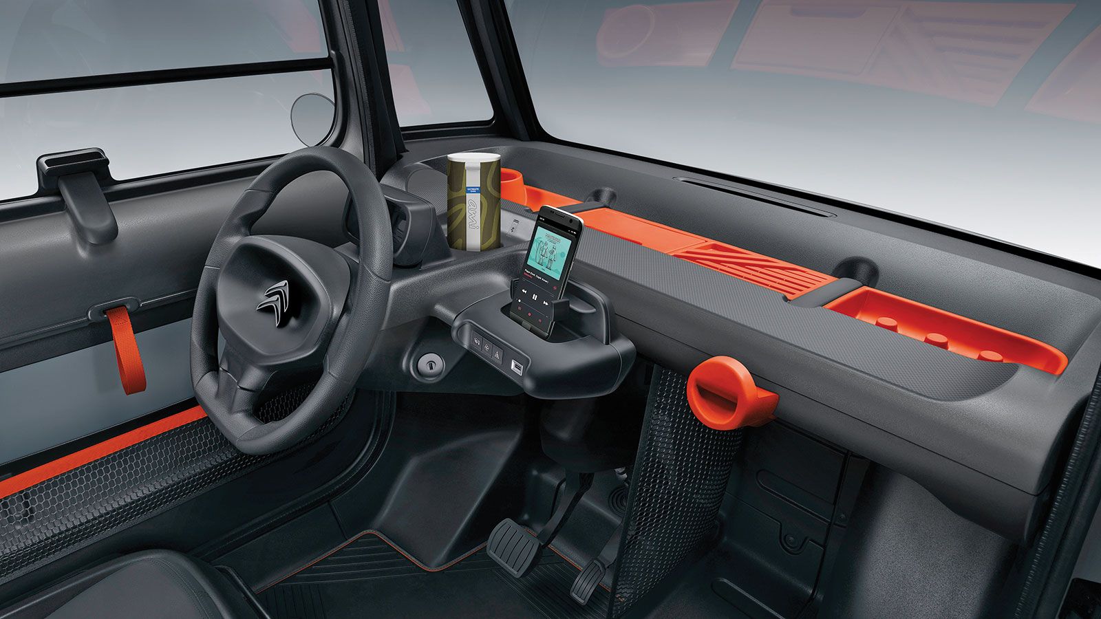 Το εσωτερικό του Ami είναι κατασκευασμένο αποκλειστικά για δύο επιβάτες, διαθέτει θέρμανση και ολόκληρο το ταμπλό του προσφέρει χώρους για κινητό, καφ