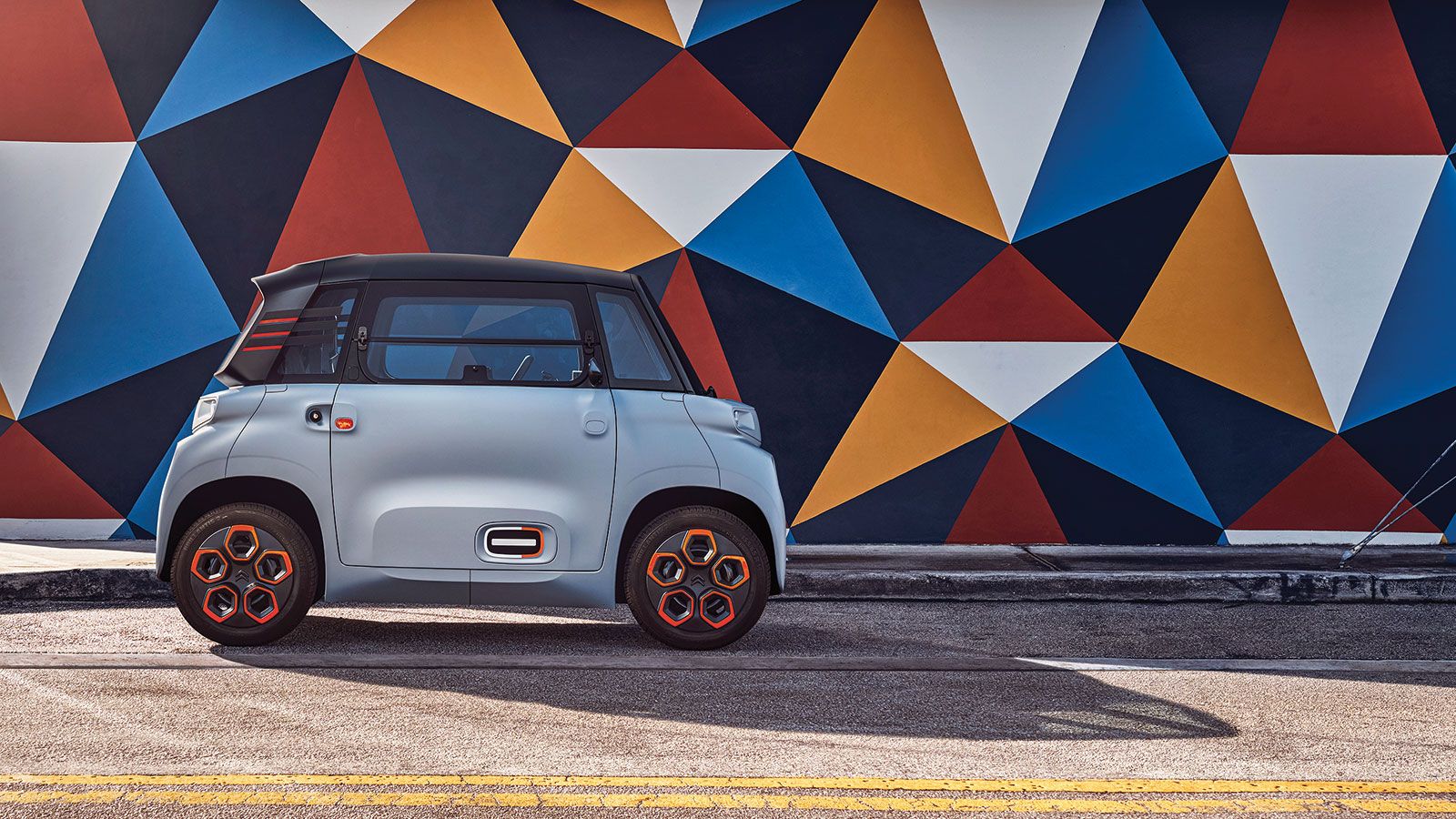 Το Ami έχει μόλις 2,41 μέτρα μήκος, 1,39 μέτρα πλάτος και 1,52 μέτρα ύψος, ενώ ζυγίζει μόλις 485 κιλά και μπορεί να οδηγηθεί χωρίς δίπλωμα οδήγησης. Η