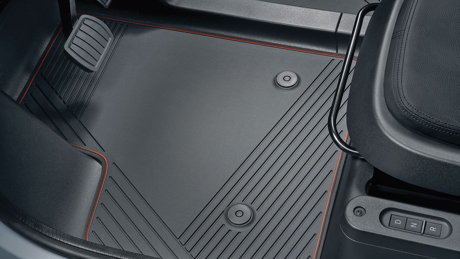 Πληθώρα πρακτικών λύσεων θα συναντήσουμε στην καμπίνα με αξιοποίηση κάθε εσοχής, όπως χώρο για βαλίτσα καμπίνας. H επιλογή της σχέσης γίνεται από μπου