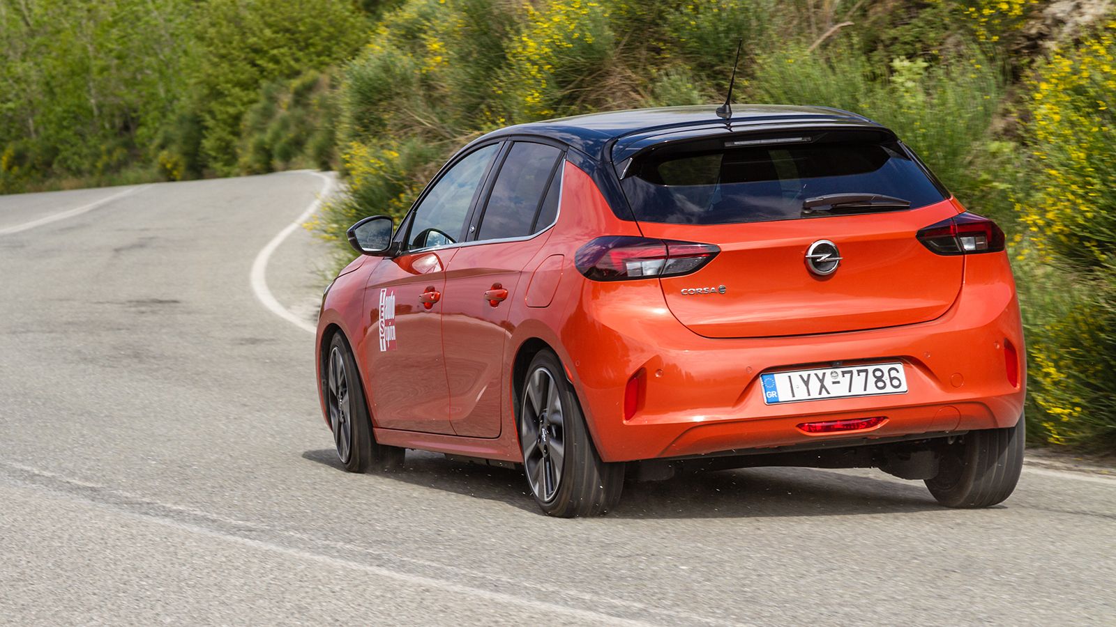 To μεγάλο βάρος του Opel Corsa-e δεν κρύβεται αν παρασυρθείς από τη σφιχτή αίσθηση, που ήταν απαραίτητη για να ελεγχθούν τα 345 κιλά, που πρόσθεσε η μ