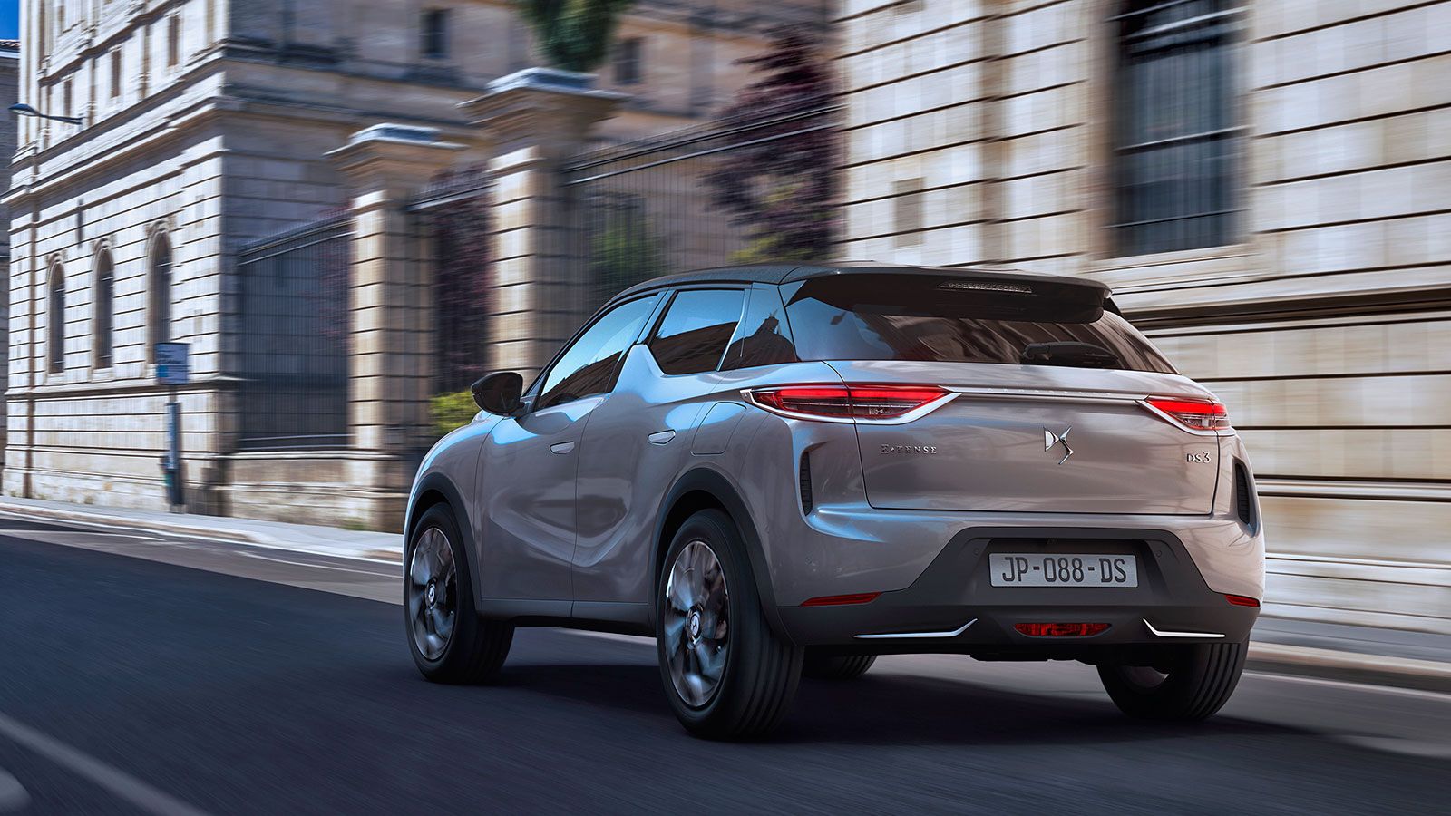 Το ξεχωριστό αισθητικά και premium DS3 
Crossback διευρύνει την γκάμα του με την αμιγώς ηλεκτρική του έκδοση E-Tense που προσφέρει αυτονομία έως και 