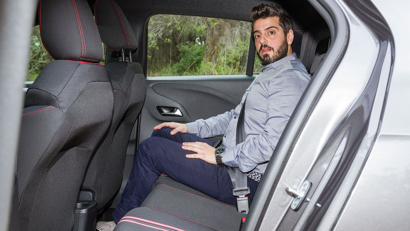 Το Opel Corsa προσφέρει θύρες USB για τους πίσω επιβάτες κάτι το οποίο θα εκτιμηθεί ιδιαίτερα από όσους θέλουν να έχουν μόνιμη παροχή ρεύματος.