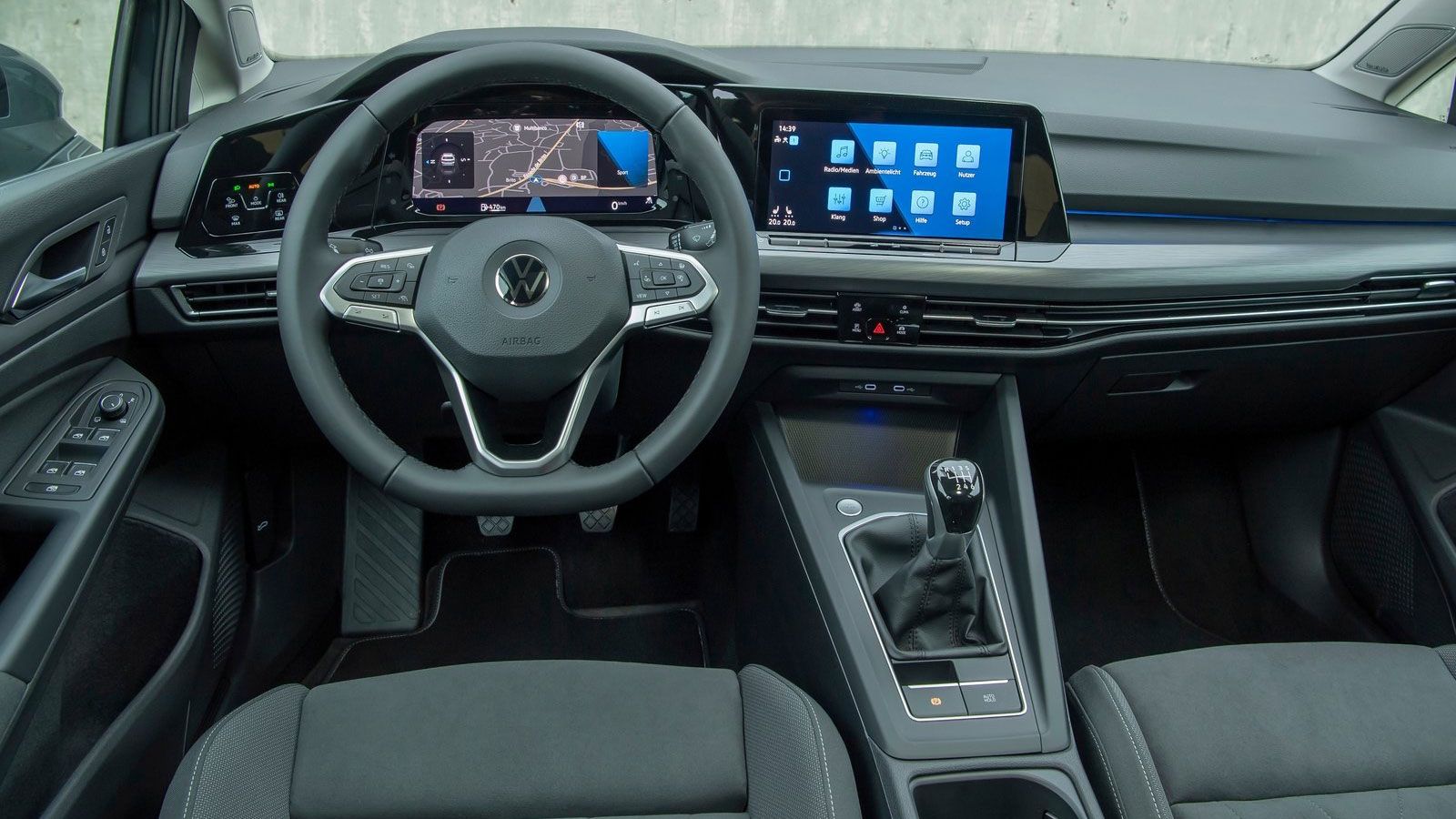 To full digital εσωτερικό στο νέο Golf ονομάζεται Innovision cockpit και περιλαμβάνει τον ψηφιακό πίνακα οργάνων και την οθόνη αφής του «Composition M