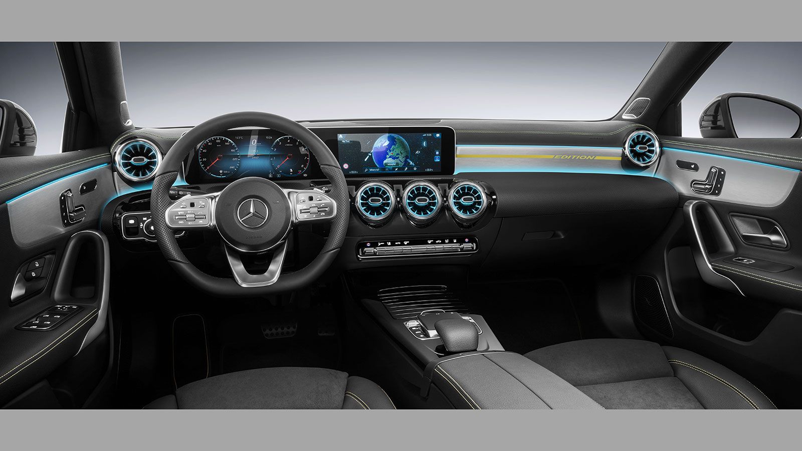 Στην A-Class οι δύο οθόνες του infotainment και ο πίνακας οργάνων βρίσκονται σε σειριακή διάταξη, σχηματίζοντας ένα ενιαίο πάνελ.	