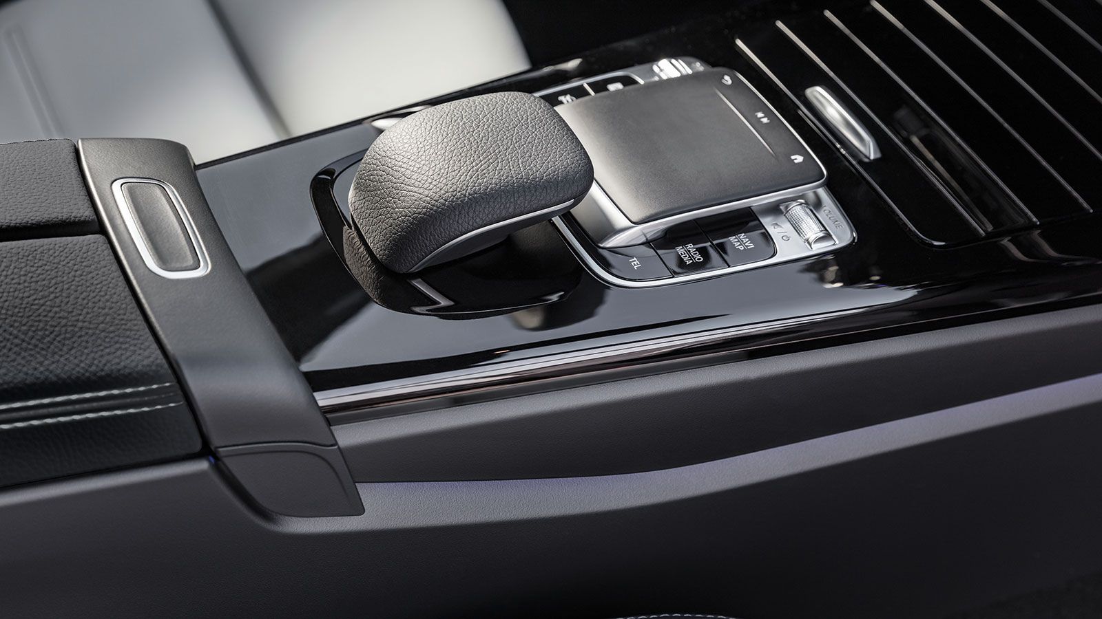 Μπορείτε να χειριστείτε το MBUX της A-Class, το «Mercedes-Benz User» μέσω φωνής, αφής, αλλά και το εύχρηστο touchpad στην κεντρική κονσόλα.