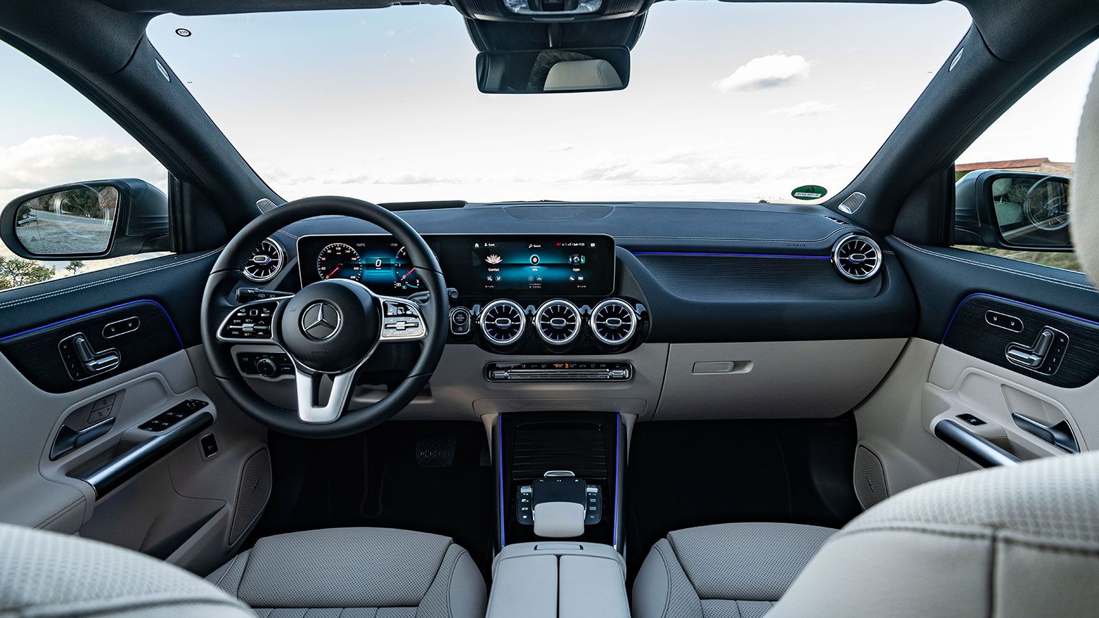 Ο μοντέρνος και ξεχωριστικός χαρακτήρας του premium σε υλοποίηση ταμπλό, που έρχεται αυτούσιο από την A-Class, τονίζεται με τις 2 οθόνες του συστήματο