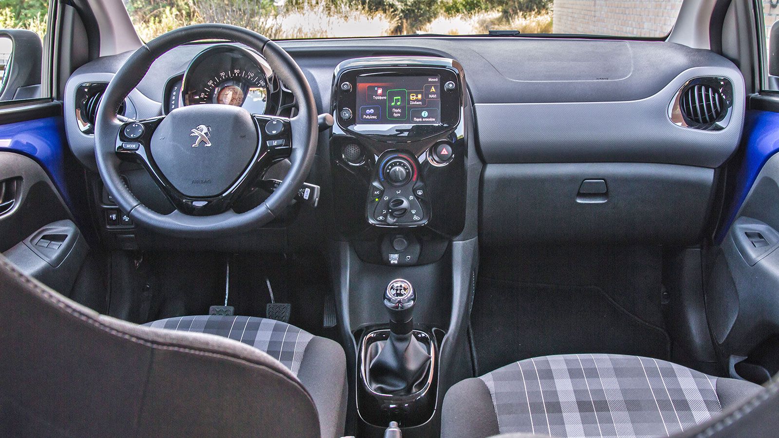  Το εσωτερικό του Peugeot 108 είναι γεροδεμένο και καλοφινιρισμένο, ενώ σχεδιαστικά ακολουθεί τις γραμμές του «αδελφού» Aygo. Στη βασική έκδοση μην πε
