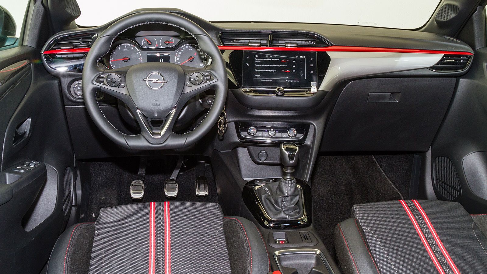 Στο Opel Corsa ξεχωρίζει το υψηλό επίπεδο ποιότητας της καμπίνας, με μαλακό υλικό στο πάνω μέρος του ταμπλό και «γεροδεμένη» συναρμολόγηση. 