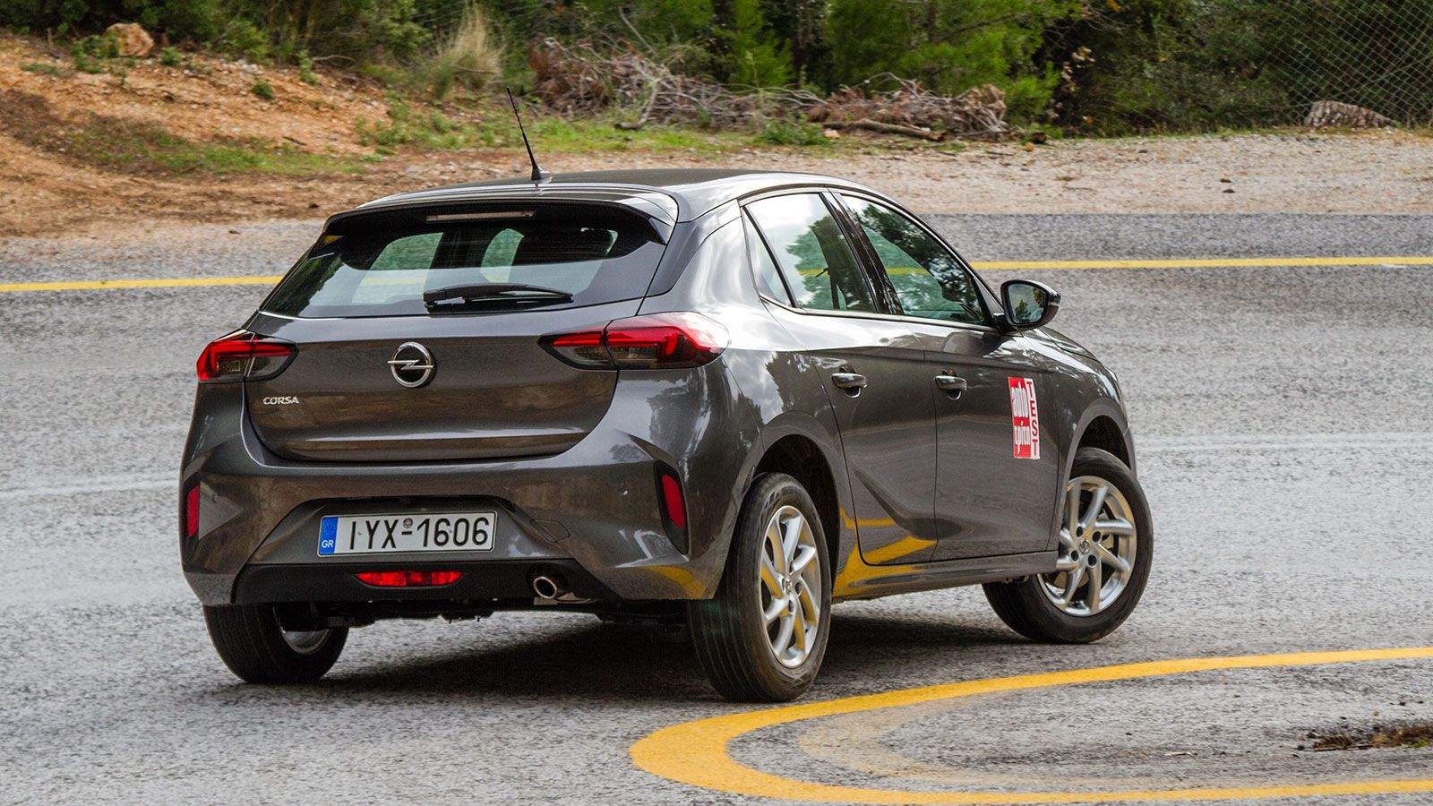 Το Opel Corsa προσφέρει σιγουριά στο πάτημά του χάρη στα αυξημένα του μετατρόχια και την ανάρτηση που φιλτράρει αποτελεσματικά τις ανωμαλίες του δρόμο