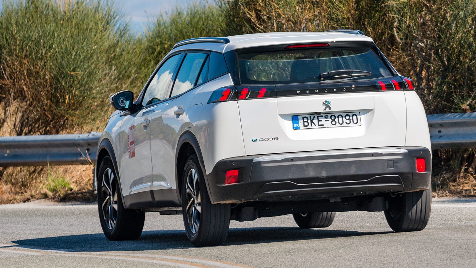 Παρά το αυξημένο του βάρος τo Peugeot e-2008 εξακολουθεί να ισορροπεί εντυπωσιακά ανάμεσα στην άνεση και τη δυναμική συμπεριφορά, προσφέροντας και κορ