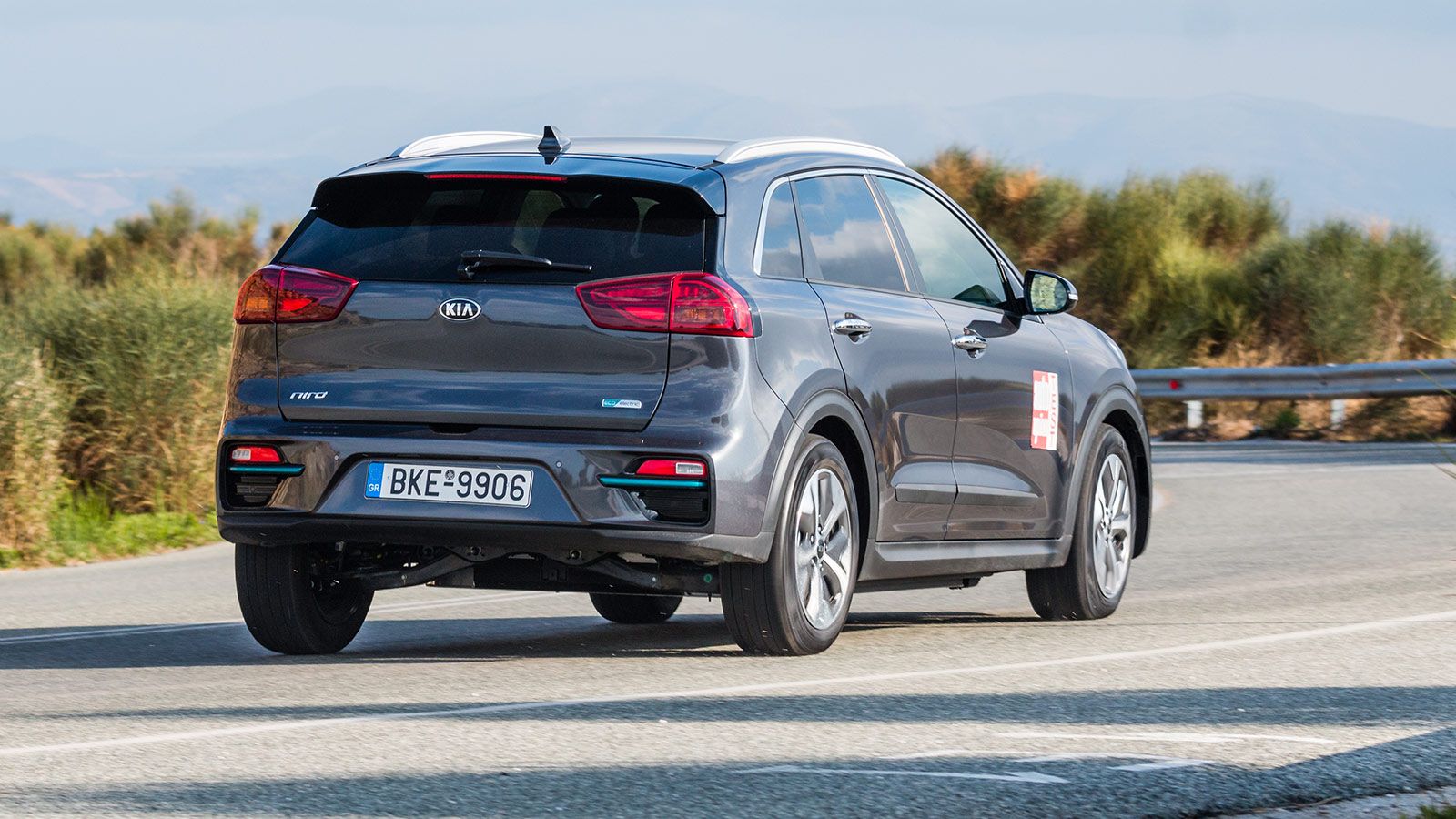 Το Kia e-Niro είναι άνετο στο δρόμο και η ανάρτησή του διαχειρίζεται ικανοποιητικά το αυξημένο του βάρος. Παράλληλα παρουσιάζει στιβαρό πάτημα και ευχ