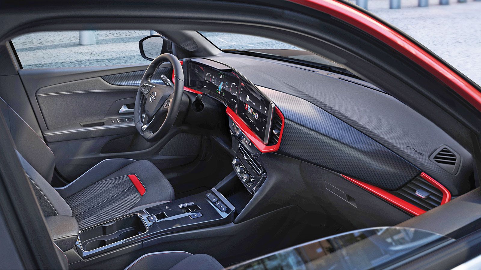 Ντεμπούτο για το Pure Panel 
cockpit, ένα σύμπλεγμα από δύο μεγάλες οθόνες του infotainment και του ψηφιακό πίνακα, ενσωματωμένες σε μία οριζόντια μο
