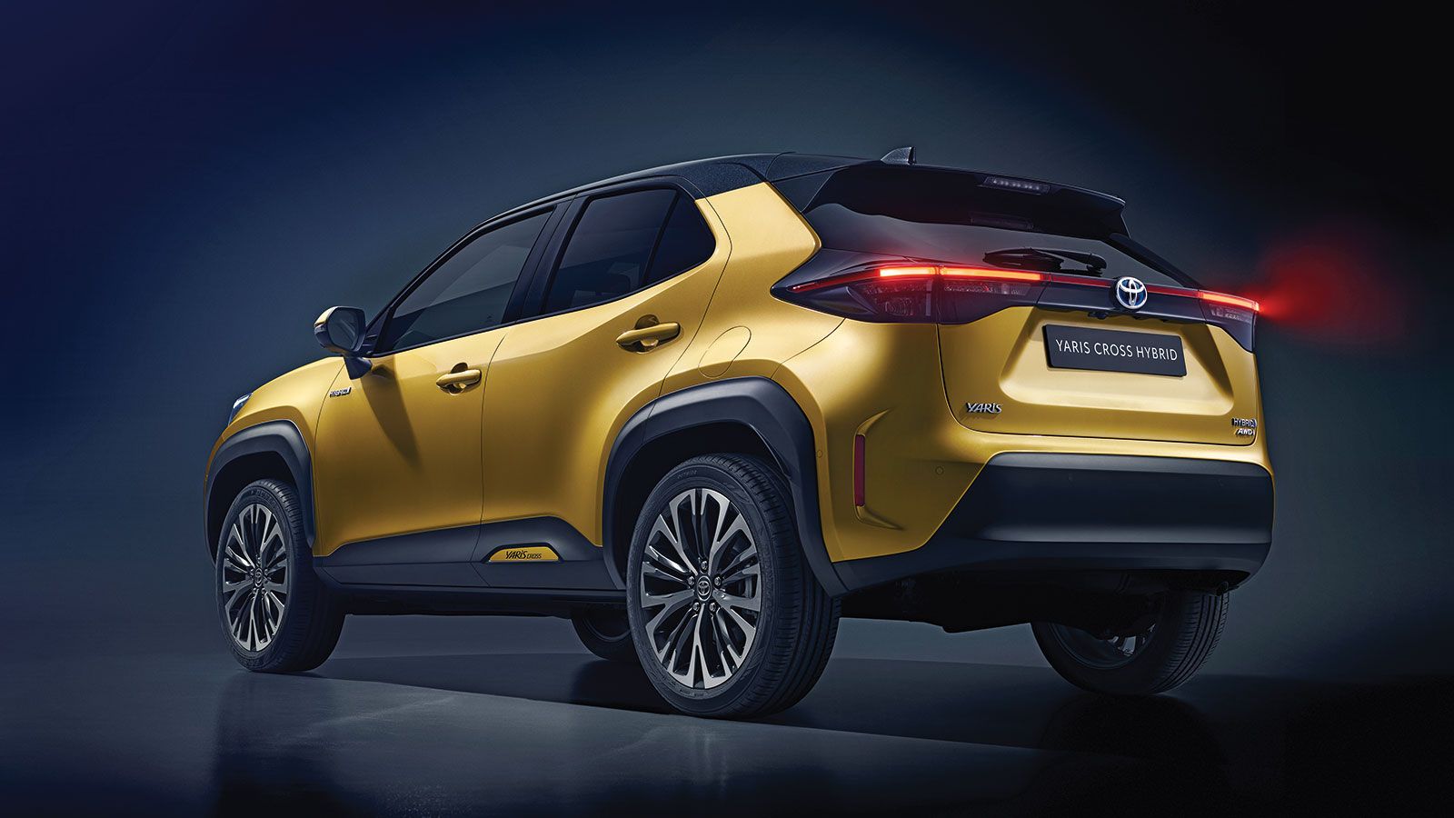 Το νέο Yaris Cross έχει μήκος 4.180 χιλιοστά και υιοθετεί τη νεότερη γλώσσα της ιαπωνικής φίρμας, με αιχμηρές ακμές και νευρώσεις.