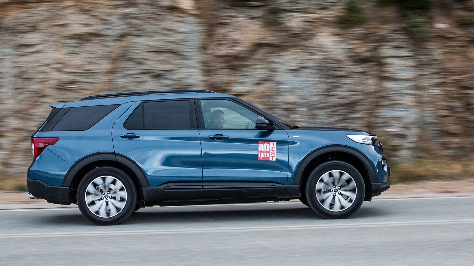 Το plug-in υβριδικό σύνολο του Explorer αποδίδει συνδυαστικά 457 άλογα και 825 Νm ροπής προσφέροντας εκρηκτικές επιδόσεις στο extra large SUV της Ford